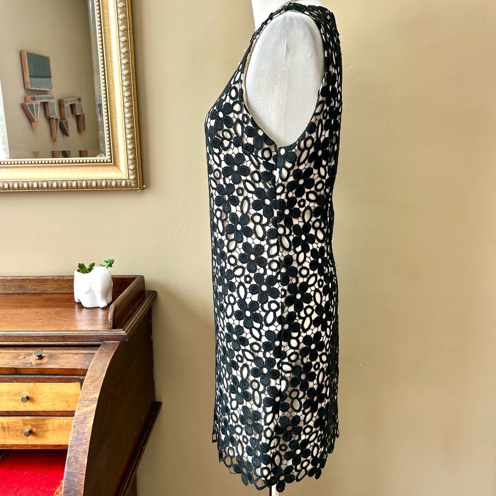 ALICE + OLIVIA Clyde Black Daisy Floral Crochet Open Knit Mini Shift Dress 10 - Picture 6 of 11